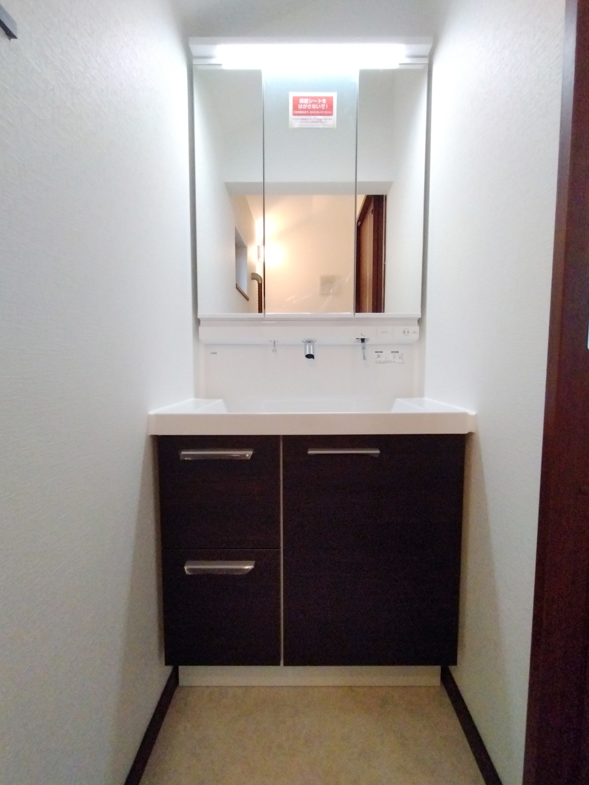 2階トイレの向かい側に洗面台を設置しました
もともと扉位置までしかなかったトイレスペースを、裏側にあった押入をなくしてスペースを設けて取り付けました