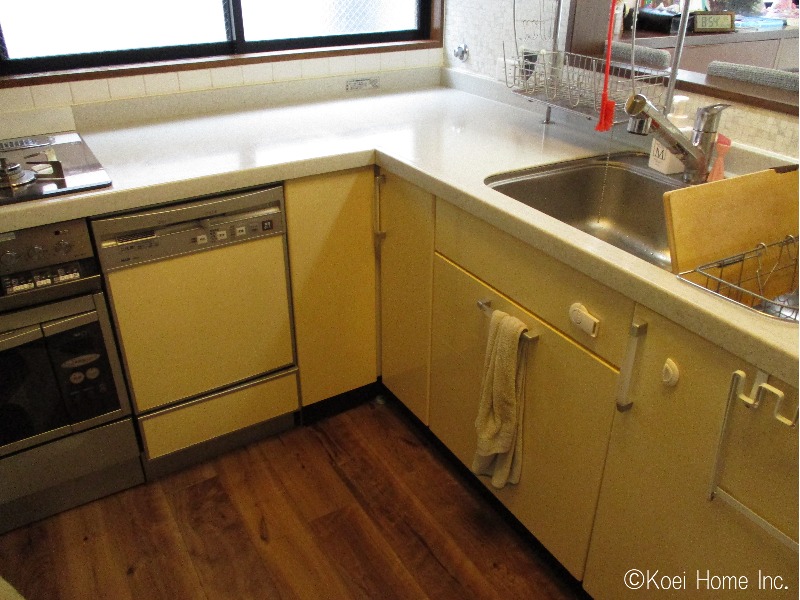 設置前
L型キッチンで、オーブン隣に食洗機が並んでいます。