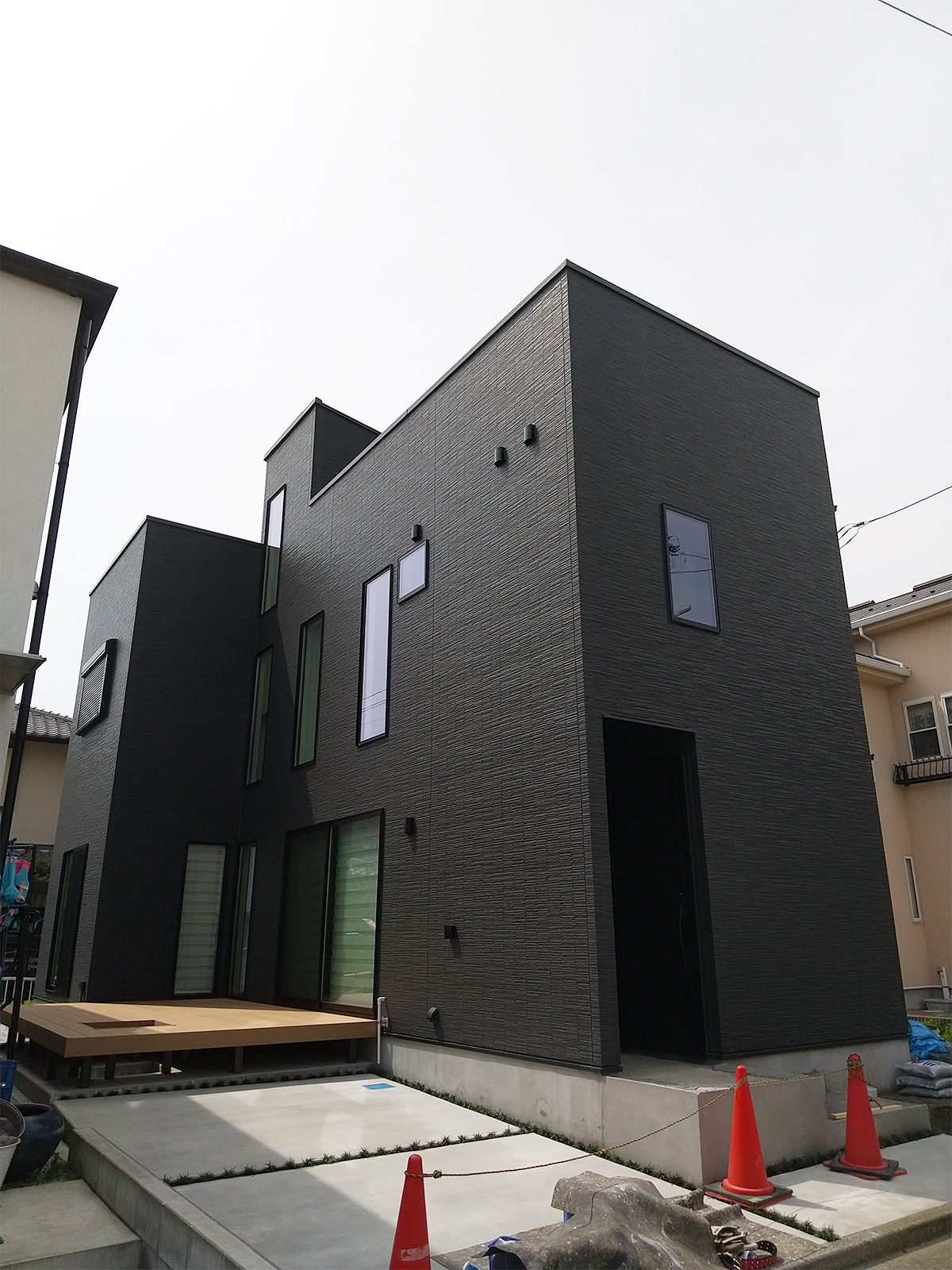 落ち着いた黒の外観
ウッドデッキに心地よい光が差し込みます