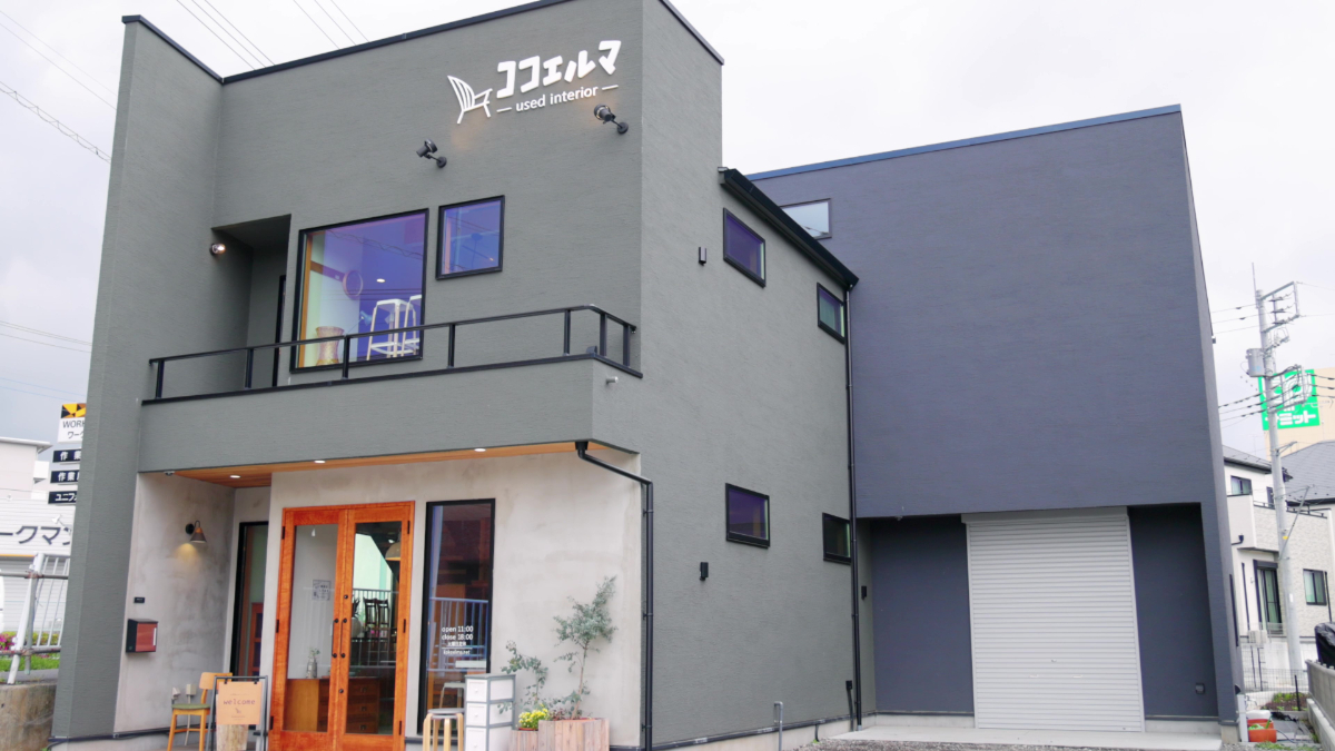 モスグリーン×ブラックのモダンで落ち着いた外観。お店の入り口はモルタルとウッディーでおしゃれに仕上げています♪