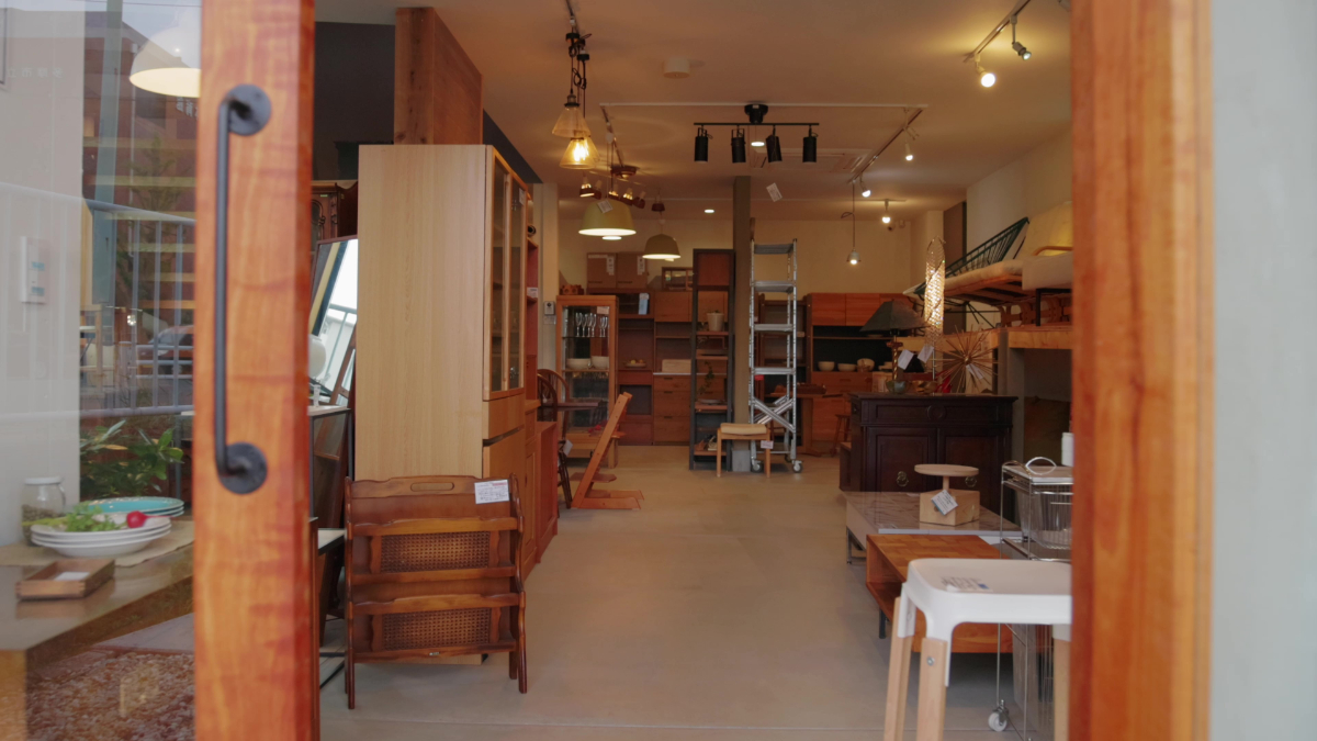 お店に入ると早速、素敵な家具や小物が並んでいます。