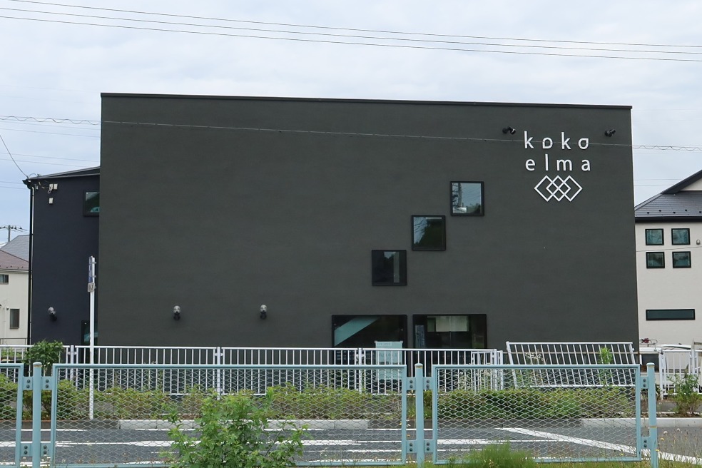 大通りからの外観。まるで看板のような外壁に3つの窓がアクセントになり、単調になりすぎないデザインにしています。
