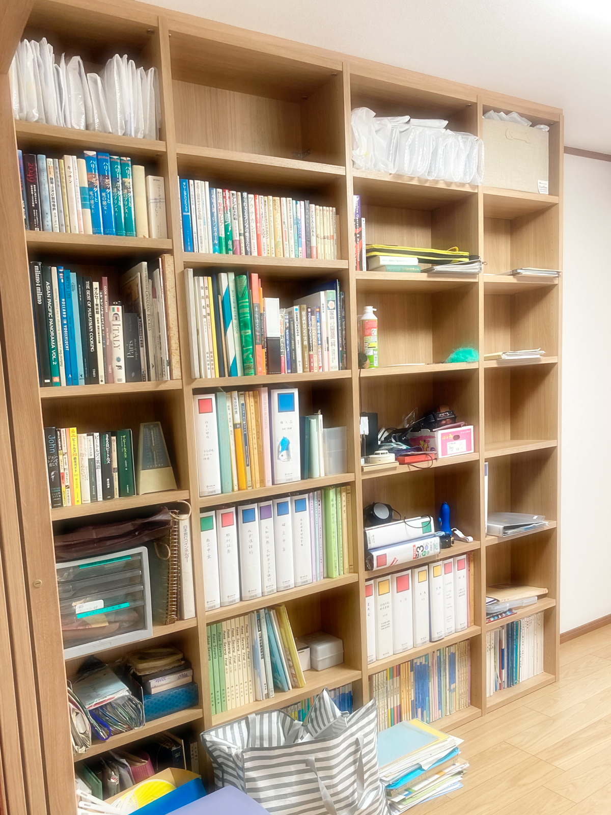 天井まで届く本棚を新たに設けました