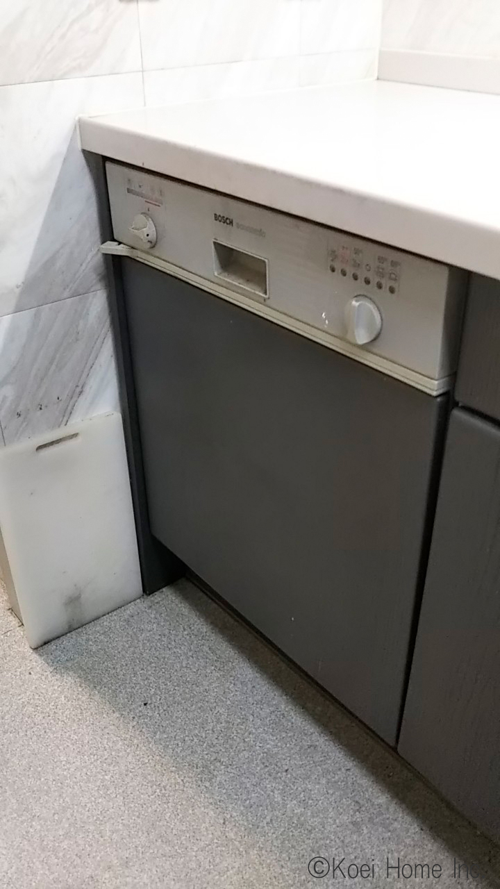 工事前
30年ものの旧食器洗い機です。アナログでシンプルな操作盤です。隣のシンクにある水栓から水漏れし、食器洗い機のコンセントが漏電したのをきっかけに使用不能になりました。